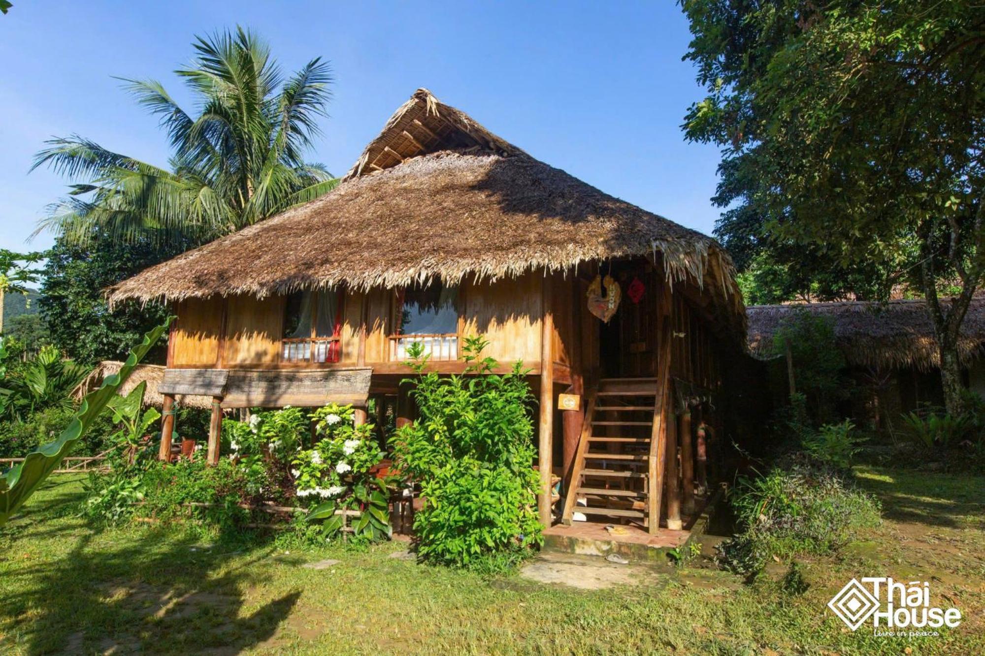 Thai House Pu Luong - Century Old Stilt House With Terrace Views Huong Ba Thuoc Exteriör bild