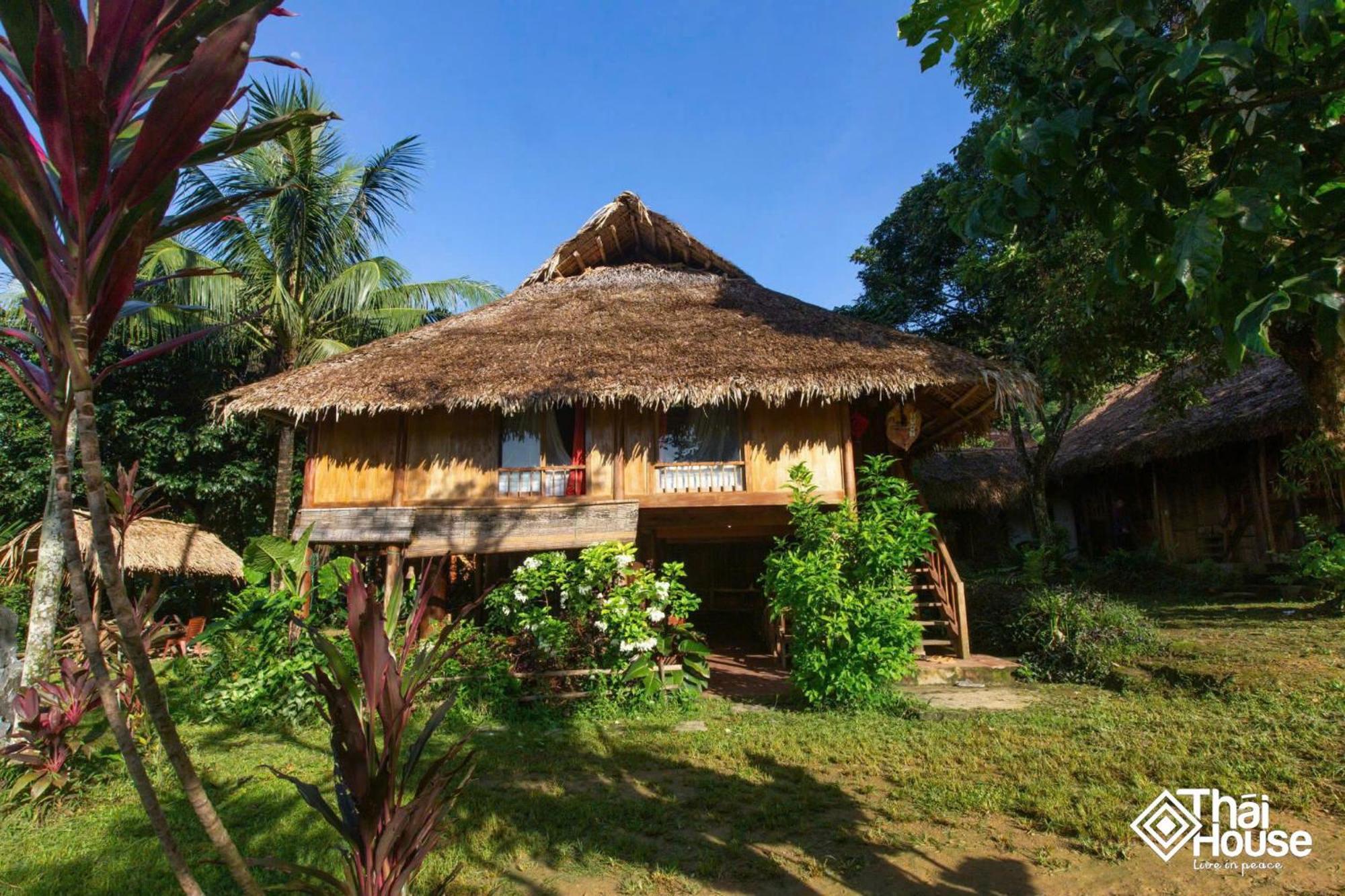 Thai House Pu Luong - Century Old Stilt House With Terrace Views Huong Ba Thuoc Exteriör bild